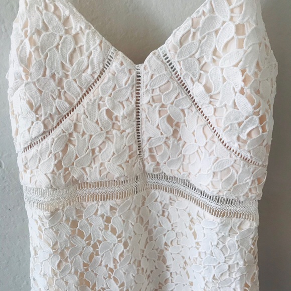 NWT!! Beautiful Hallow Out Midi Dress White (M) - Picture 4 of 11